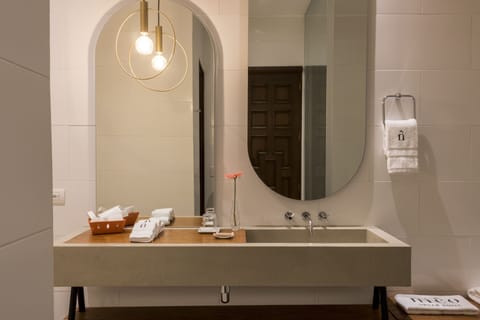 Lavender Haze Suite | Bathroom | Shower, rainfall showerhead, free toiletries, hair dryer