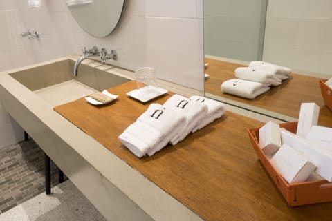 Crimson Suite | Bathroom | Shower, rainfall showerhead, free toiletries, hair dryer