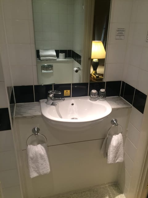 Combined shower/tub, free toiletries, hair dryer, towels