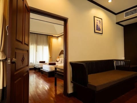 Family Jacuzzi Villa | In-room safe, blackout drapes, free cribs/infant beds, free WiFi