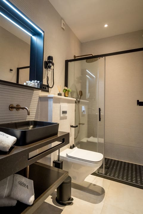 Deluxe Double Room (Old town view) | Bathroom | Shower, rainfall showerhead, free toiletries, hair dryer