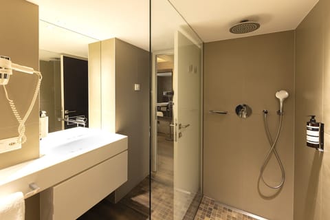 Deluxe Suite (I) | Bathroom | Shower, rainfall showerhead, free toiletries, hair dryer