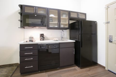 Full-size fridge, microwave, stovetop, dishwasher