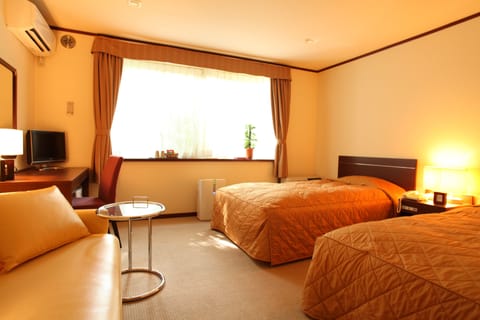 Twin Room, Non Smoking | In-room safe, desk, free WiFi, bed sheets