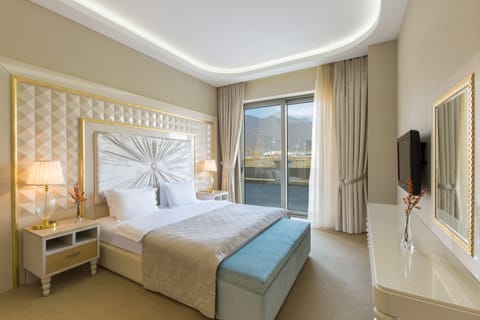 Executive Suite | Minibar, in-room safe, soundproofing, iron/ironing board