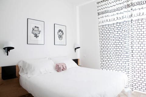 Standard Room, 1 King Bed, Balcony | Premium bedding, minibar, in-room safe, desk