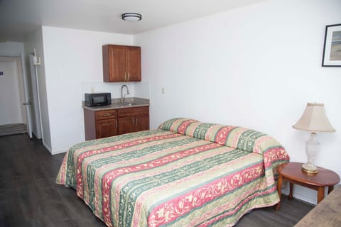 Deluxe Room, 1 Queen Bed | Free WiFi, bed sheets