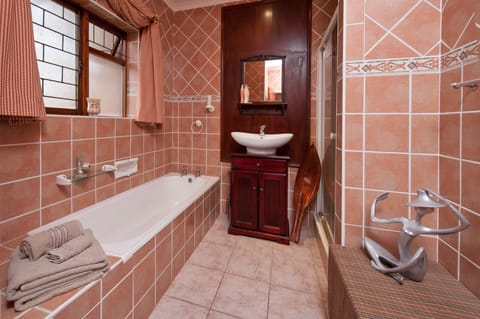 Comfort Apartment, 1 Bedroom (Unit 1 ) | Bathroom | Separate tub and shower, free toiletries, hair dryer, towels