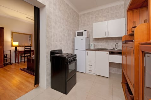 Comfort Studio, 1 Bedroom (Unit Three) | Private kitchen | Fridge, microwave, oven, stovetop