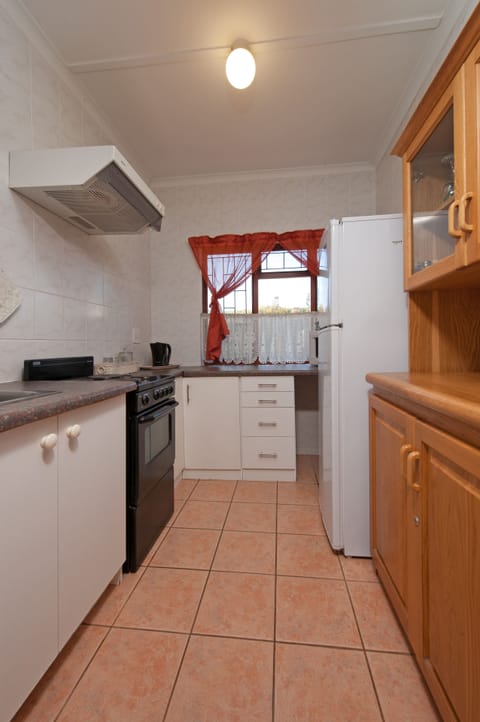 Comfort Apartment, 2 Bedrooms (Unit 2) | Private kitchen | Fridge, microwave, oven, stovetop