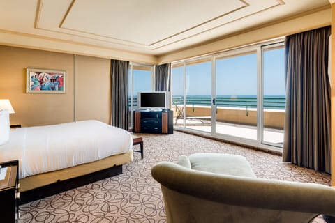 Oceanfront Premium King Suite with Balcony | Hypo-allergenic bedding, in-room safe, desk, laptop workspace