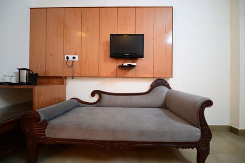 Deluxe Double Room, 1 Double Bed, Mountain View | Living area | 21-inch flat-screen TV with cable channels, TV, books