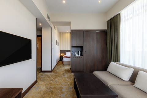 Executive Suite, Terrace | Minibar, in-room safe, desk, soundproofing