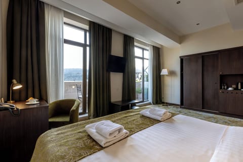 Junior Suite, Terrace | Minibar, in-room safe, desk, soundproofing