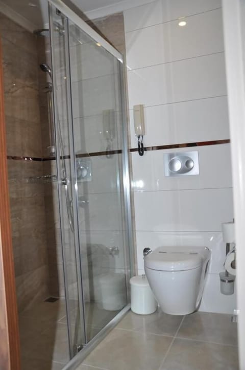 Triple Room | Bathroom | Shower, rainfall showerhead, free toiletries, hair dryer