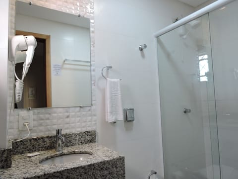 Comfort Room (cama queen size) | Bathroom | Shower, free toiletries, hair dryer, towels