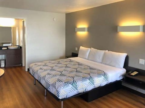 Standard Room, 1 King Bed, Non Smoking, Refrigerator & Microwave | Free WiFi, bed sheets