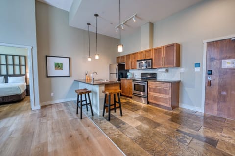 2 bedrooms, premium bedding, down comforters, Tempur-Pedic beds