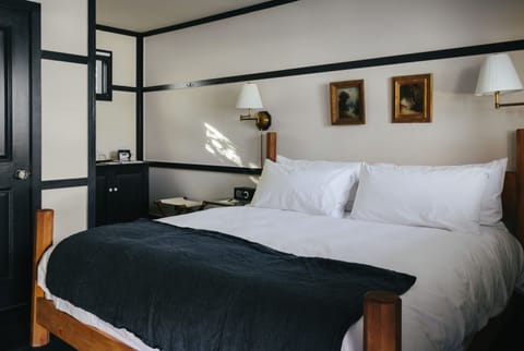 Standard Room, 1 King Bed | Frette Italian sheets, premium bedding, minibar, free WiFi