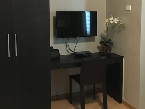 Studio Suite | In-room safe, desk, blackout drapes, iron/ironing board