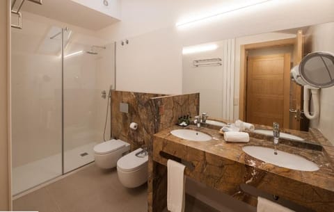 Superior Double Room | Bathroom | Shower, free toiletries, hair dryer, towels