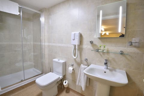 Superior Double Room | Bathroom | Combined shower/tub, free toiletries, hair dryer, towels