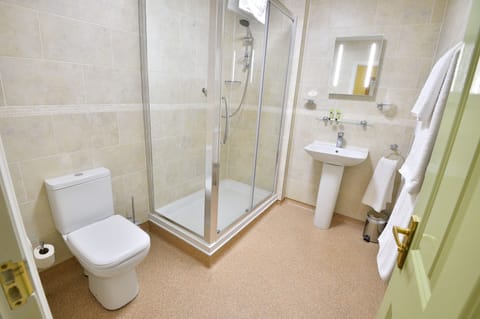 Double Room | Bathroom | Combined shower/tub, free toiletries, hair dryer, towels