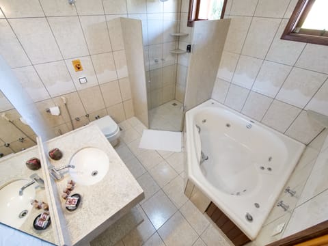 Premium Studio Suite | Bathroom | Free toiletries, hair dryer, towels