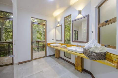 Master Bungalow | Bathroom | Shower, free toiletries, towels, soap