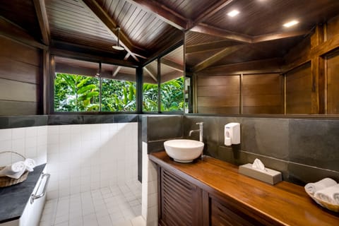 Rainforest Bungalow | Bathroom | Shower, free toiletries, towels, soap