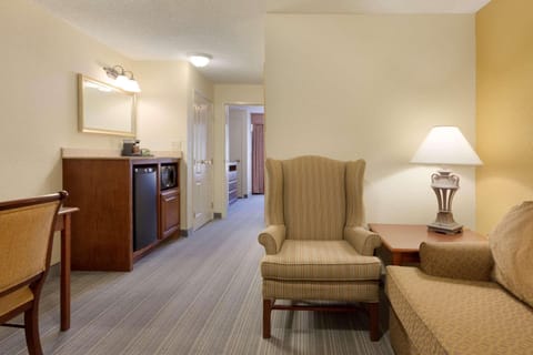 Suite, 1 Bedroom, Non Smoking | Premium bedding, desk, iron/ironing board, free cribs/infant beds