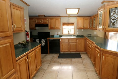 3 bedroom 2 bath home - sleeps up to 10 | Private kitchen | Fridge, microwave, oven, stovetop