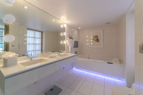 Deluxe Suite | Bathroom | Combined shower/tub, hair dryer, bathrobes, slippers