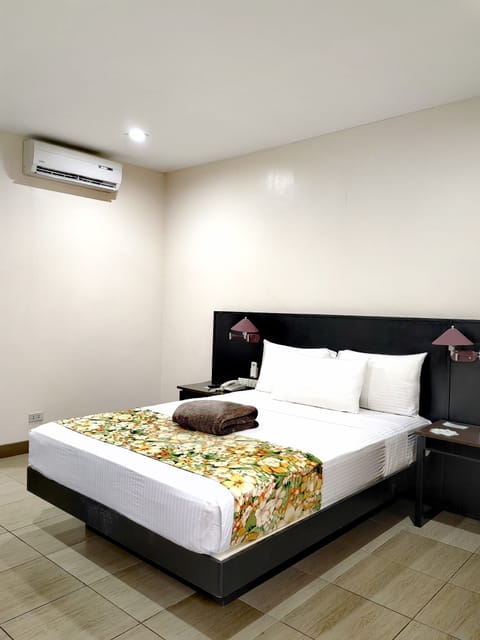 Superior Room, Garden View | Minibar, in-room safe, desk, rollaway beds