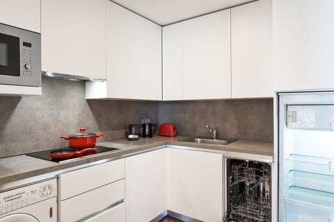 Apartment, 3 Bedrooms, Kitchen | Private kitchen | Coffee/tea maker, electric kettle