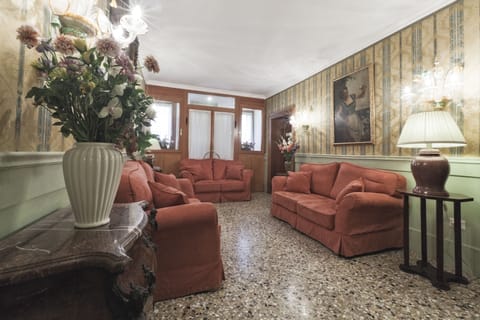 Flexible Double Room (room assigned at check-in, room change) | Living room | Flat-screen TV