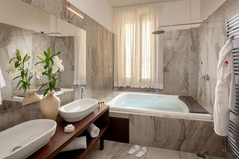 Studio Suite, Terrace | Private spa tub