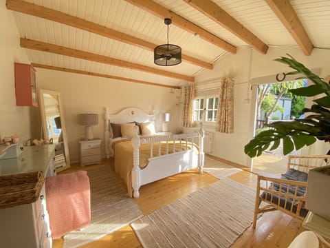 Cabin | Premium bedding, iron/ironing board, free WiFi
