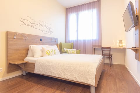 Single Room (Grand Lit) | Laptop workspace, iron/ironing board, cribs/infant beds, free WiFi