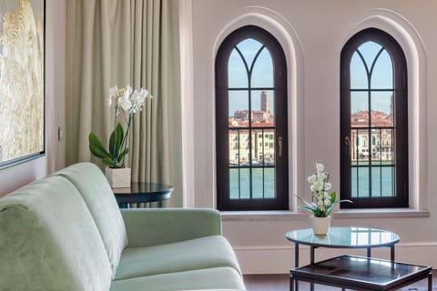 Executive Suite (Venice View) | Living area | 40-inch LED TV with satellite channels, TV, toys