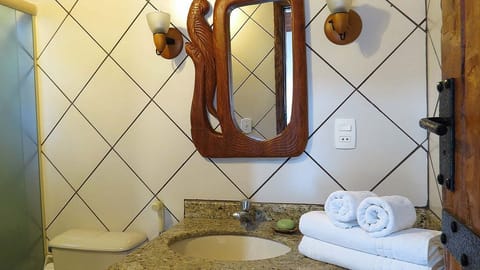 Chalet | Bathroom | Shower, free toiletries, hair dryer, towels