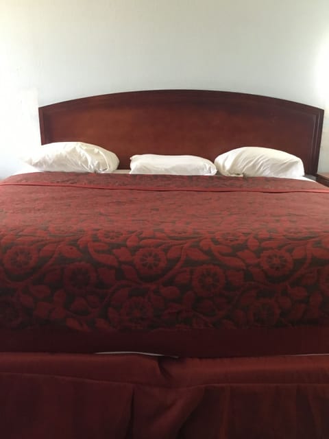 Basic Single Room, 1 King Bed, Non Smoking | Desk, free WiFi, bed sheets, alarm clocks