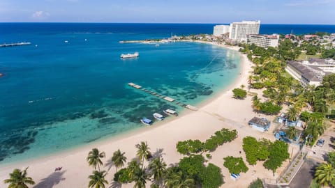 Private beach, white sand, beach bar