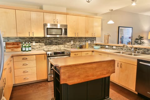 Luxury Condo, 1 Bedroom, Resort View | Premium bedding, desk, iron/ironing board, free WiFi