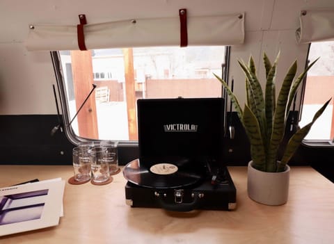 Francis Airstream | Premium bedding, blackout drapes, free WiFi, bed sheets