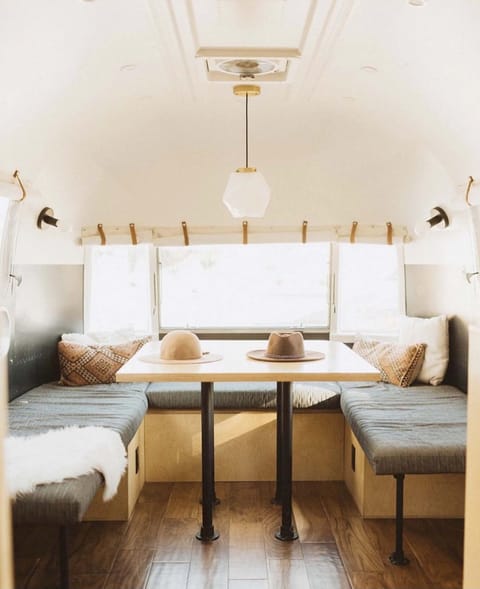 Diana Airstream | Premium bedding, blackout drapes, free WiFi, bed sheets