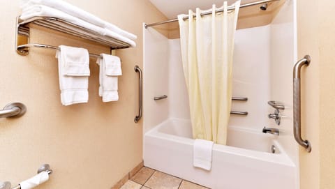 Combined shower/tub, free toiletries, hair dryer, towels