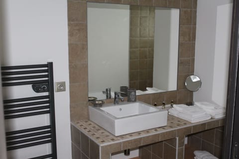 Comfort Double or Twin Room | Bathroom | Shower, rainfall showerhead, free toiletries, hair dryer