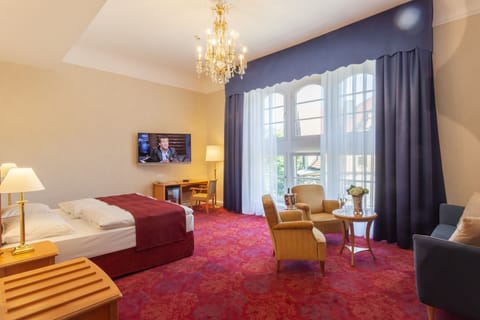 Junior Suite, 1 Queen Bed | Minibar, in-room safe, individually decorated, individually furnished