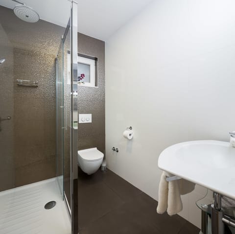 Deluxe Double Room, Balcony (102) | Bathroom sink